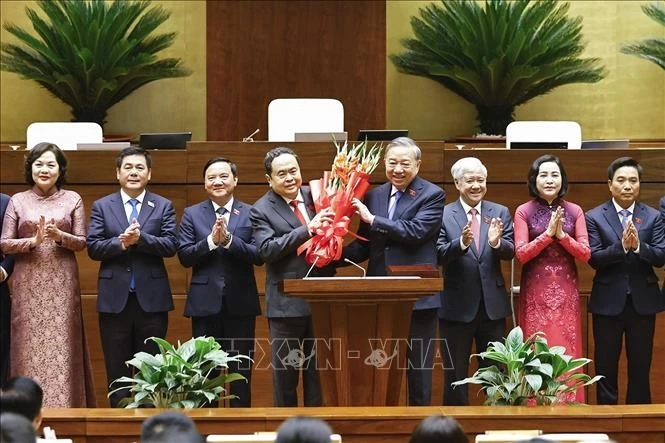 Tổng Bí thư Tô Lâm thay mặt các đại biểu Quốc hội khóa XVI tặng hoa chúc mừng Chủ tịch Quốc hội Trần Thanh Mẫn, các Phó Chủ tịch Quốc hội và Ủy viên Ủy ban Thường vụ Quốc hội.