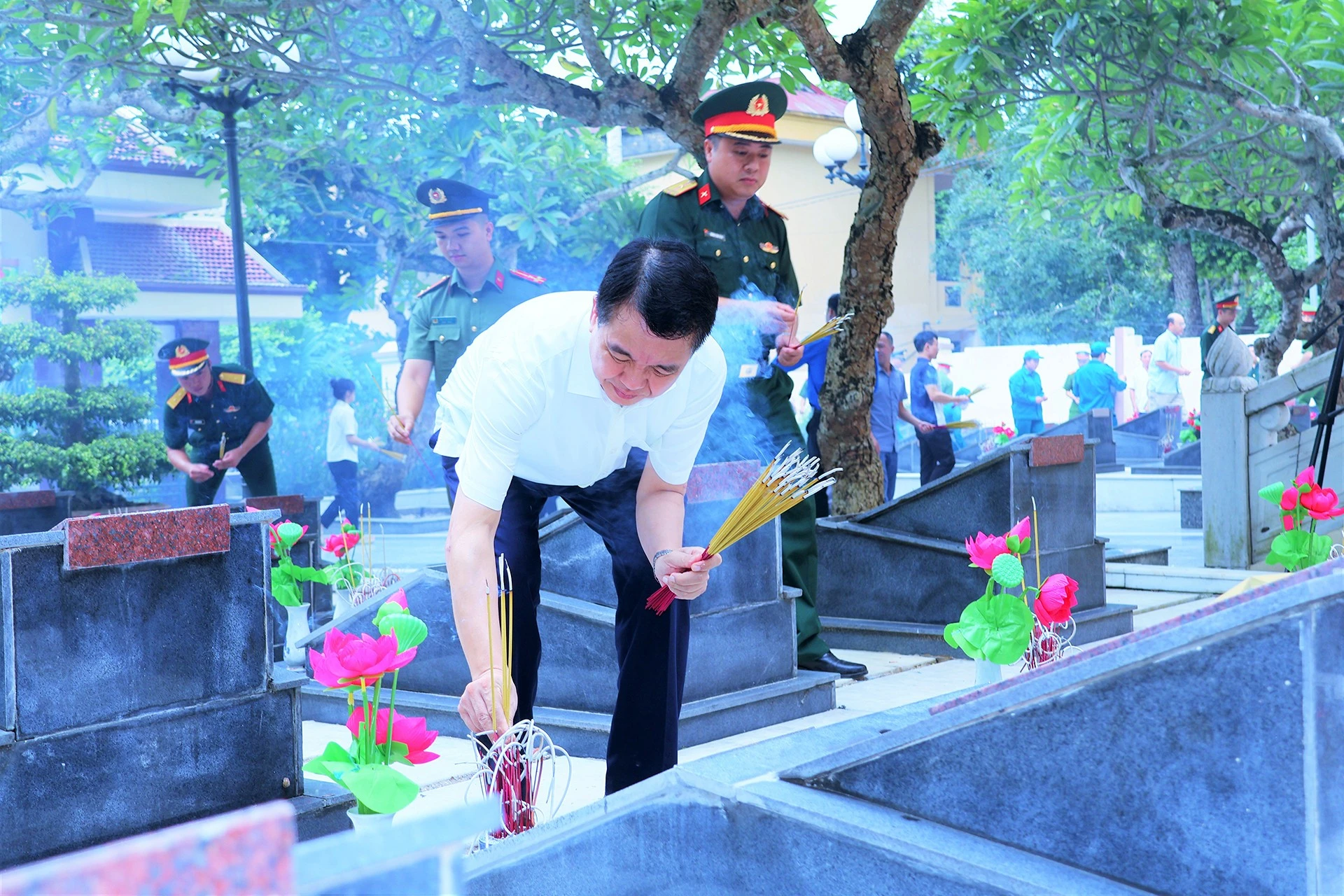 lanh-dao-dang-uy-xa-thap-huong-len-cac-phan-mo-liet-si.jpg