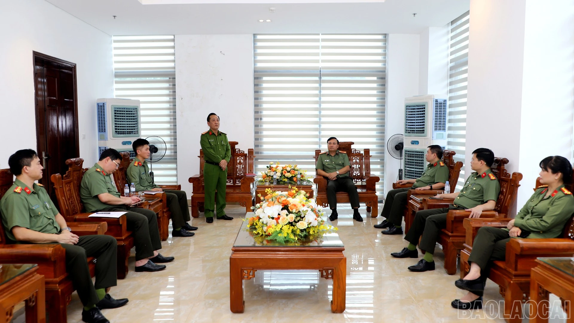 Đồng chí Đại tá Nguyễn Tiến Đạt - Phó Giám đốc Công an Thành phố Hà Nội gửi lời thăm hỏi tới đồng bào vùng lũ Lào Cai