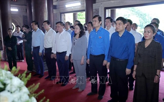 Phó Chủ tịch nước Võ Thị Ánh Xuân và đoàn công tác bày tỏ lòng biết ơn sâu sắc trước sự hy sinh to lớn của các thế hệ đi trước. Ảnh: Văn Tý/TTXVN