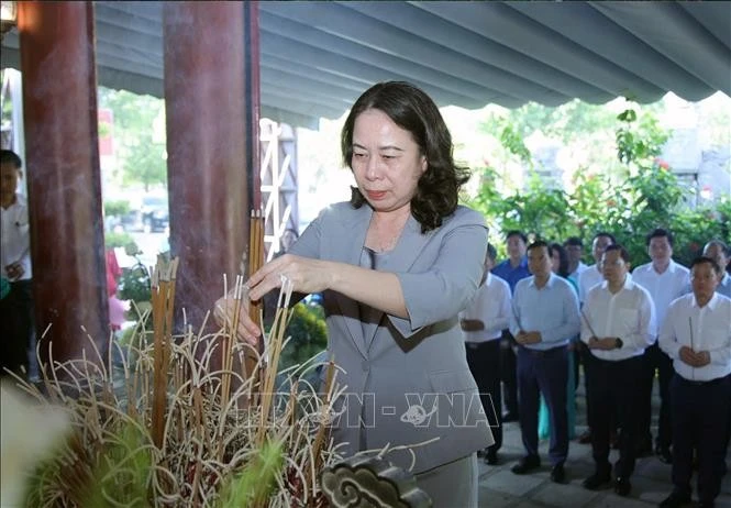 Phó Chủ tịch nước Võ Thị Ánh Xuân dâng hương tưởng niệm các Anh hùng liệt sĩ tại Khu Di tích lịch sử Quốc gia Truông Bồn (Nghệ An). Ảnh: Văn Tý/TTXVN