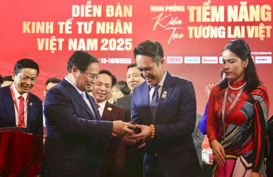 Thủ tướng Chính phủ Phạm Minh Chính trao tặng bút tới các doanh nhân.