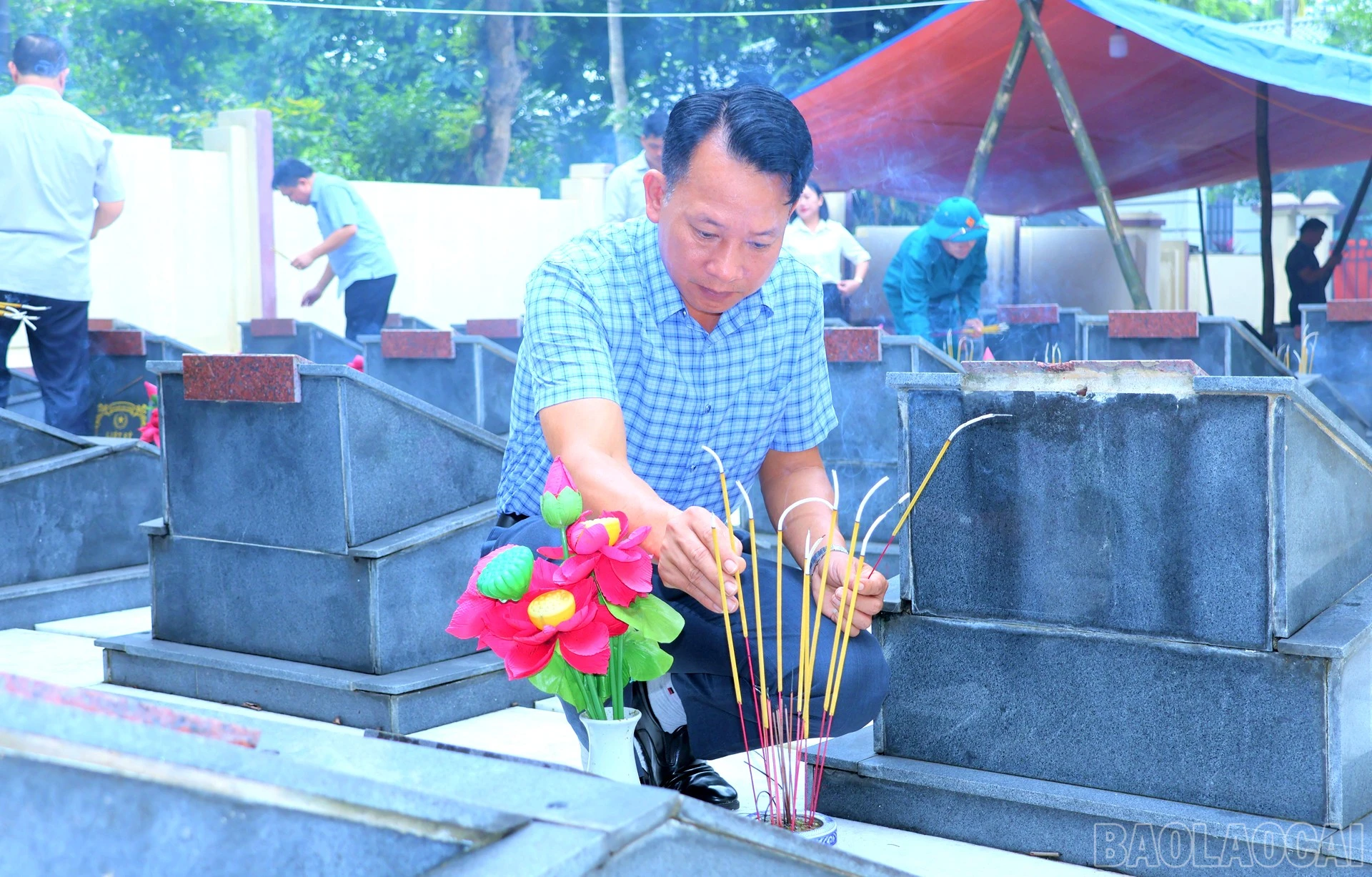 Lãnh đạo Đảng ủy xã Lục Yên viếng nghĩa trang và thắp hương các phần mộ liệt sĩ.