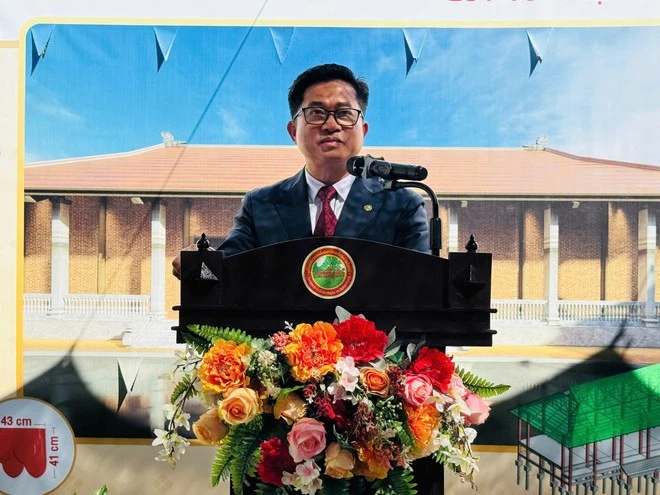 Tổng lãnh sự Đinh Hoàng Linh phát biểu tại Lễ khánh thành nhà sàn Bác Hồ.