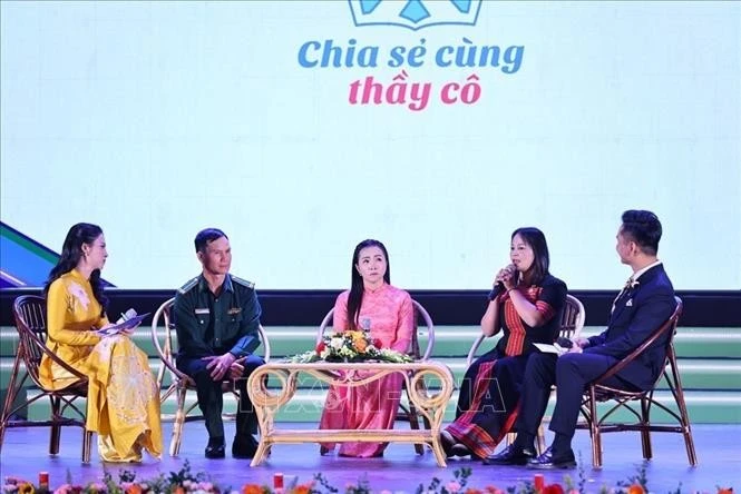 Giao lưu với các thầy cô giáo tại chương trình.