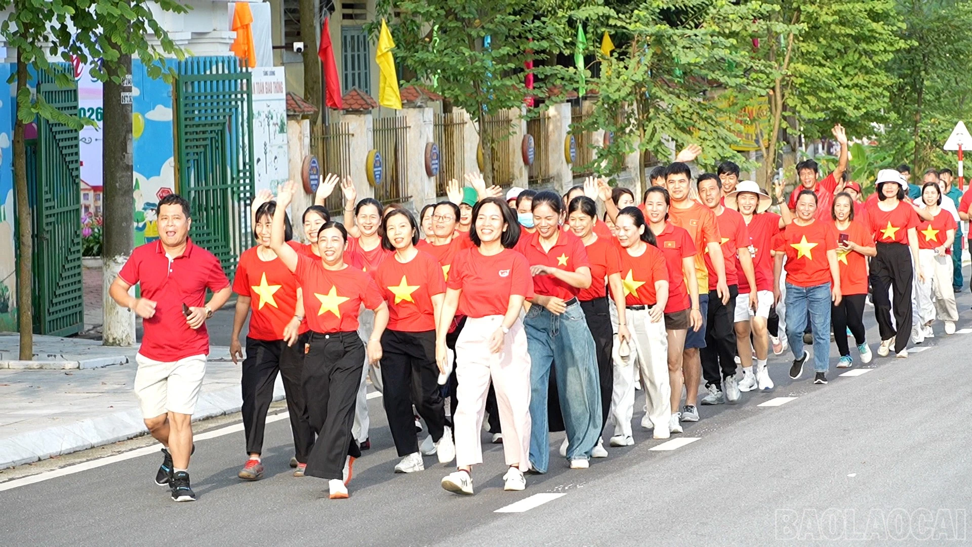 baolaocai-br_luc-luong-vu-trang-xa-tang-loong-tham-gia-chuong-trinh-cung-viet-nam-tien-buoc-2.jpg