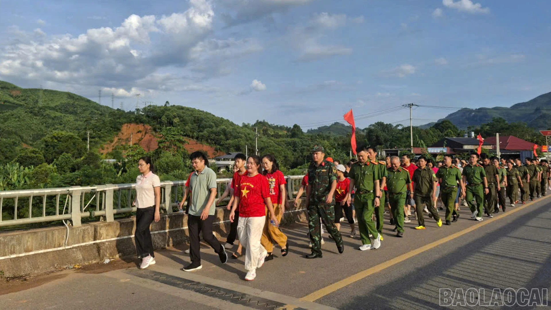 baolaocai-br_dong-dao-luc-luong-tham-gia-huong-ung.jpg
