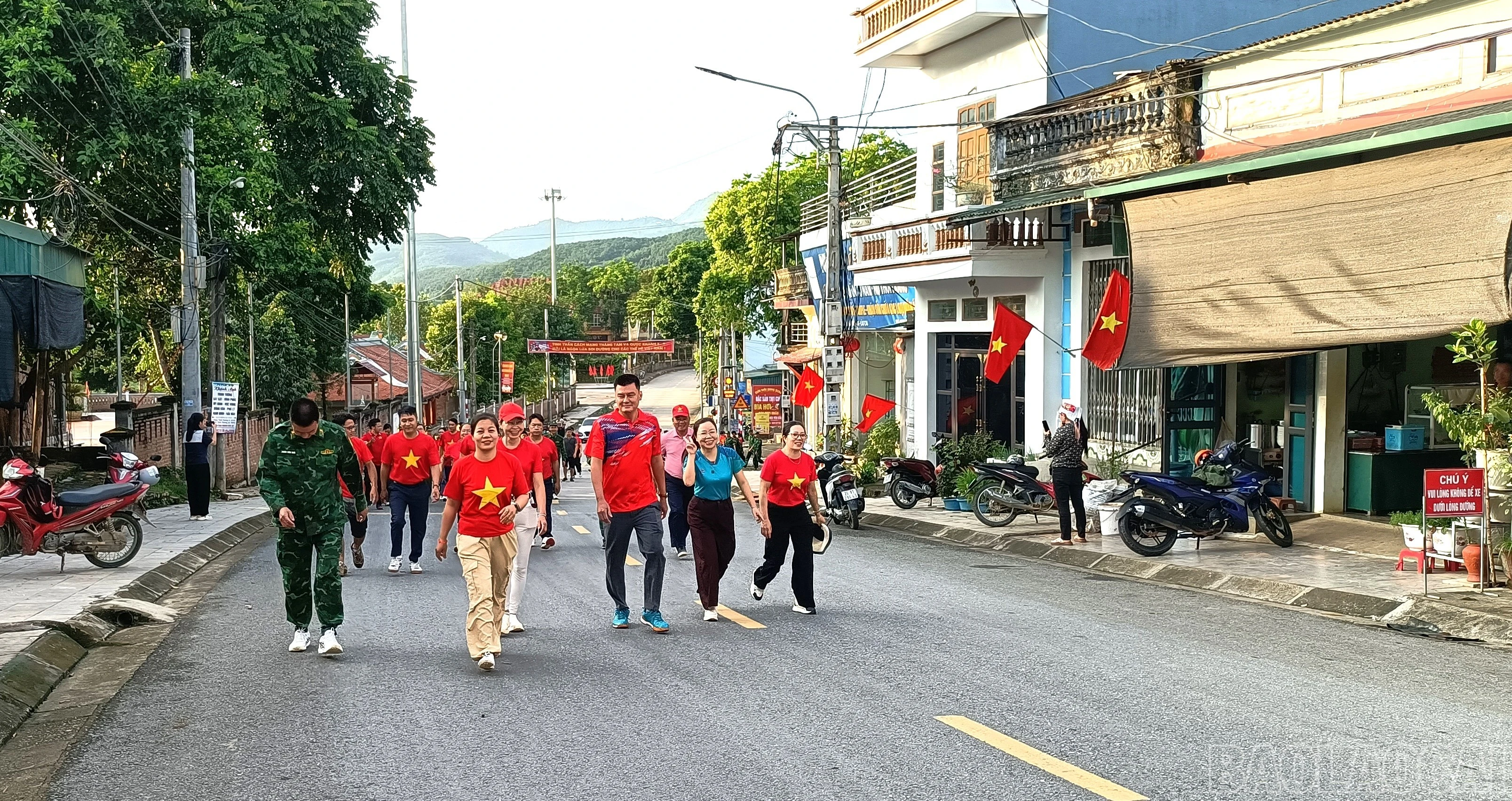 baolaocai-br_9-dai-bieu-xa-trinh-tuong-tham-gia-di-bo-cung-viet-nam-tien-buoc.jpg