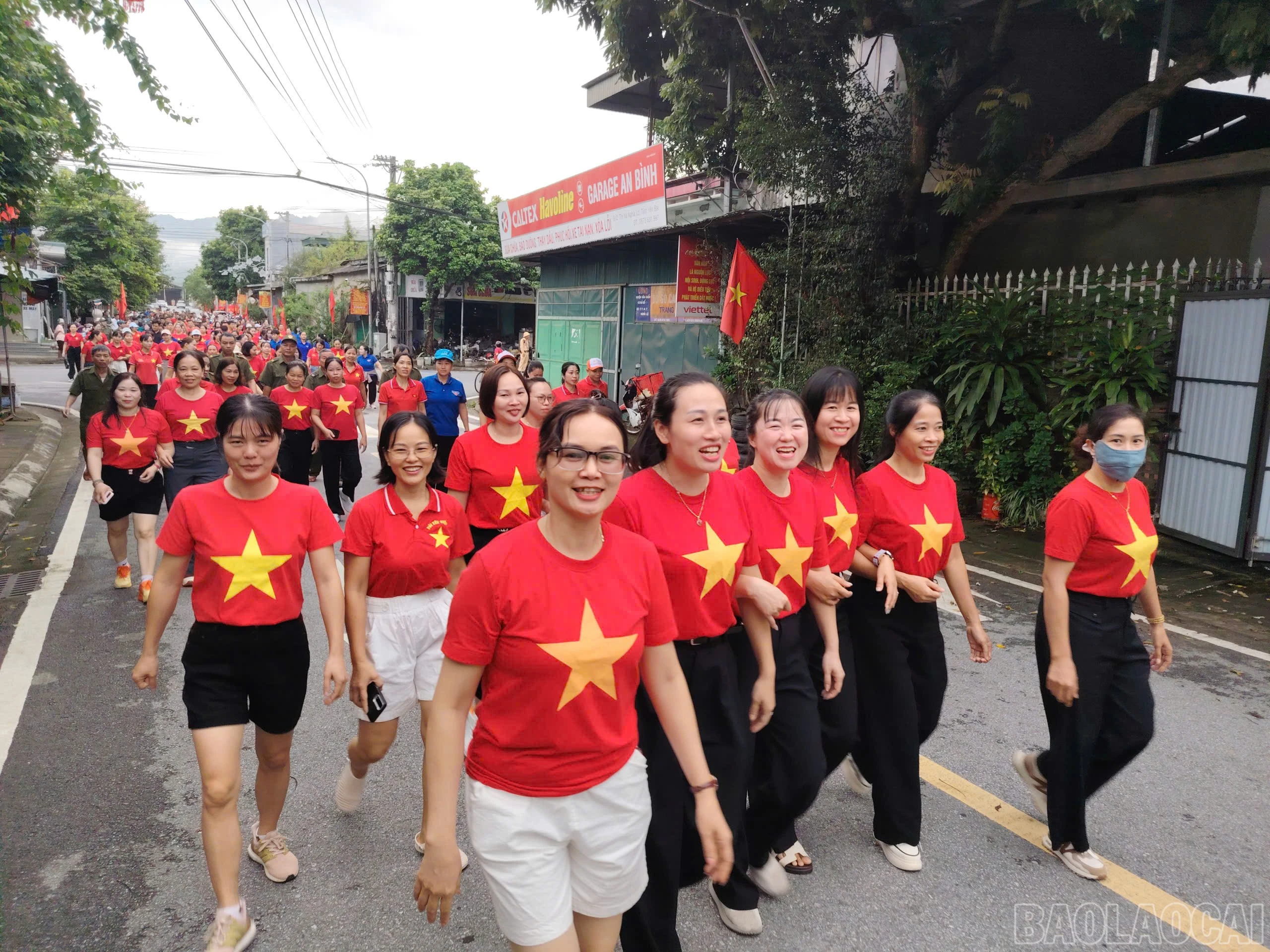 baolaocai-br_gan-500-can-bo-luc-luong-vu-trang-doan-vien-hoi-vien-va-nhan-dan-phuong-trung-tam-tham-gia-di-bo-dong-hanh.jpg
