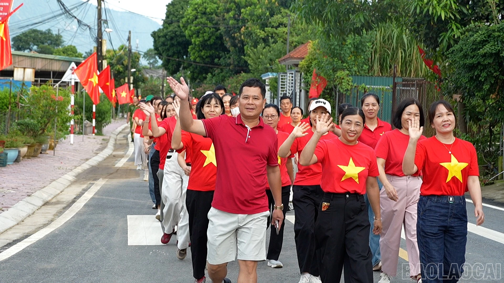 baolaocai-br_gan-500-can-bo-cong-chuc-vien-chuc-luc-luong-vu-trang-doan-vien-thanh-nien-va-nhan-dan-xa-tang-loong-tham-gia-chuong-trinh-cung-viet-nam-tien-buoc-2.jpg