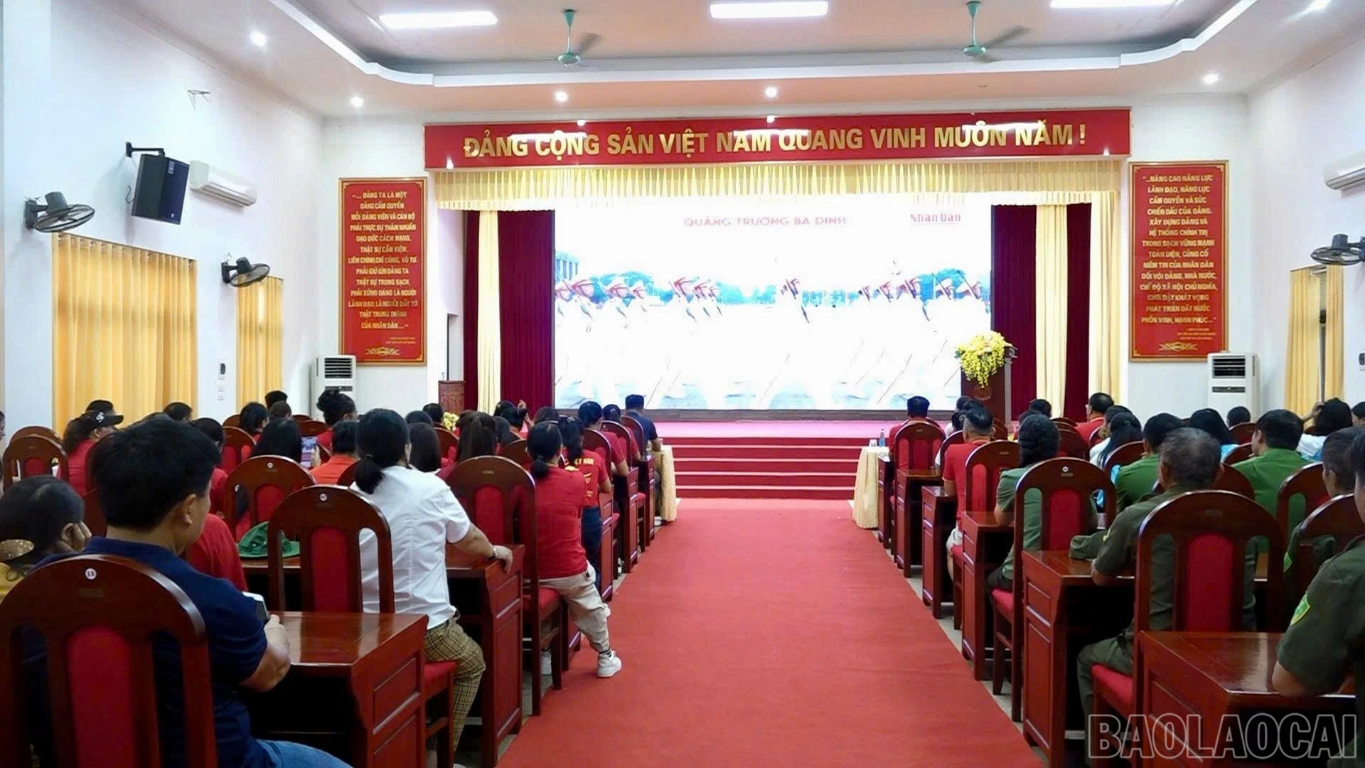 Các đại biểu dự chương trình tại hội trường.