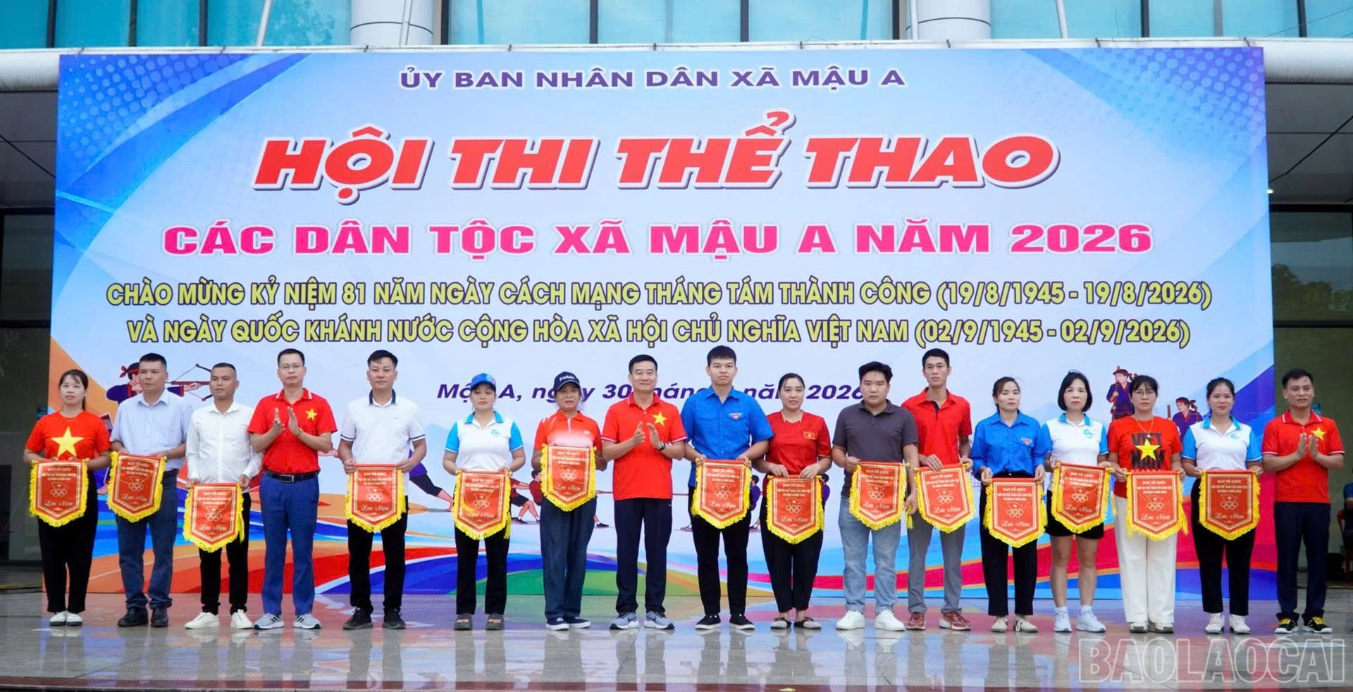 Ban tổ chức trao cờ lưu niệm cho các đội tham gia hội thi.