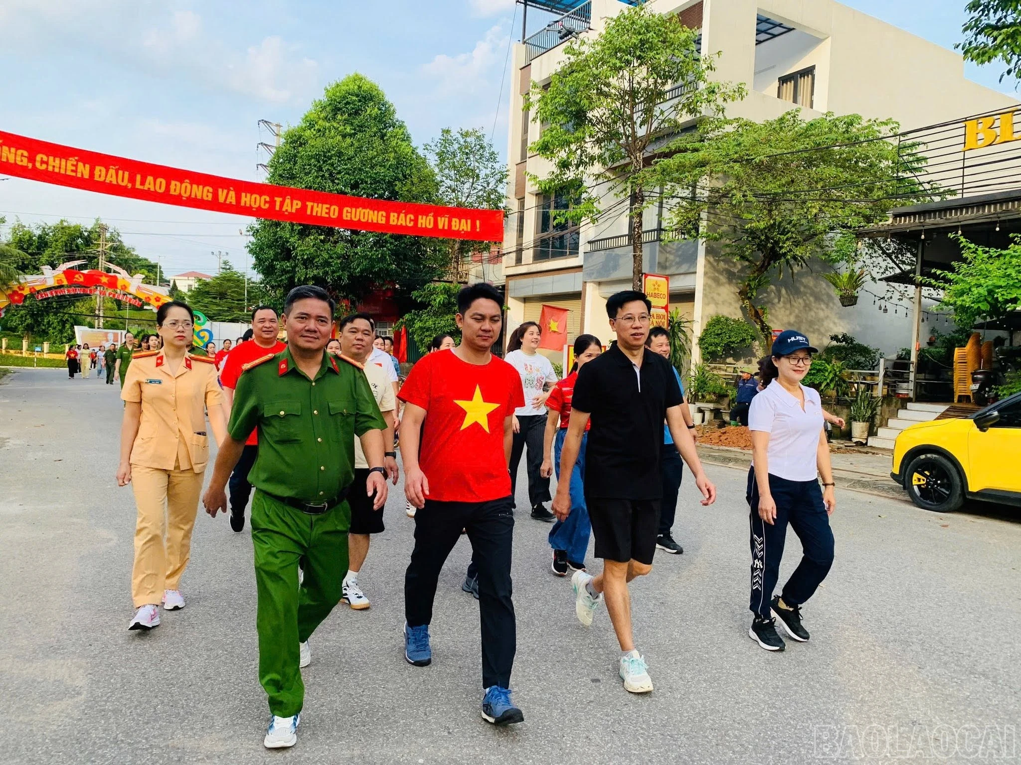 baolaocai-br_cac-dong-chi-lanh-dao-xa-yen-binh-cung-can-bo-cong-chuc-vien-chuc-va-nhan-dan-tham-gia-di-bo.jpg