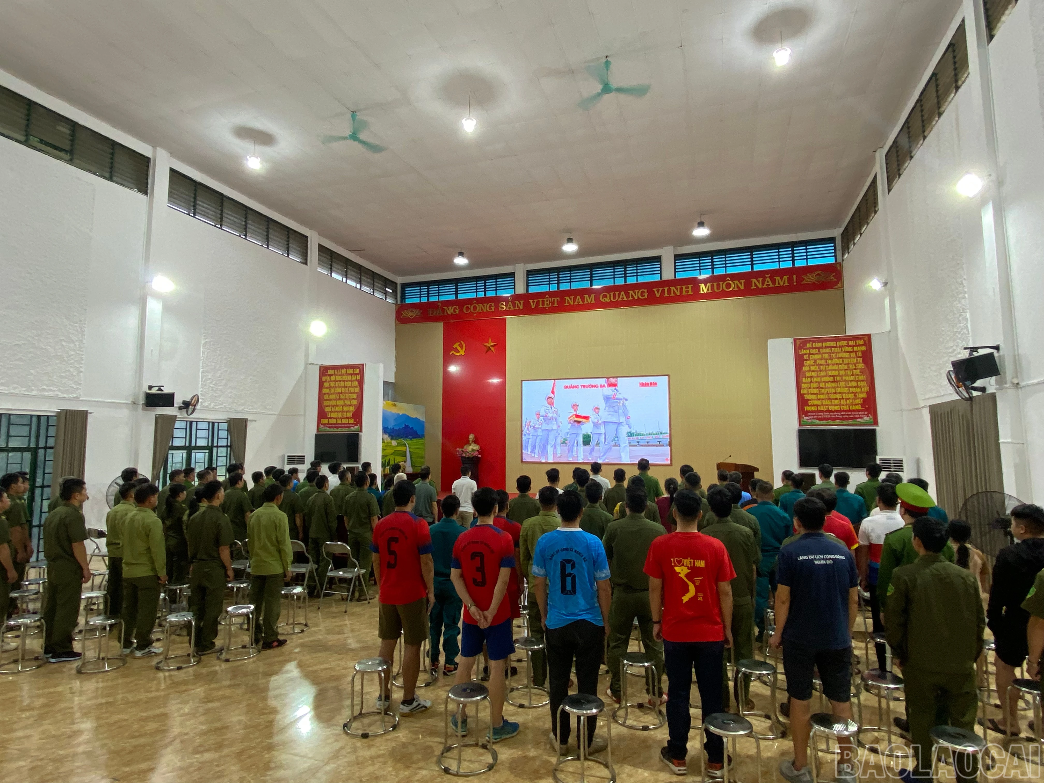 baolaocai-br_cac-dong-chi-lanh-dao-dang-uy-hdnd-uy-ban-nhan-dan-can-bo-cong-chuc-vien-chuc-hoc-sinh-va-nhan-dan-tren-dia-ban-xa-tham-du-chuong-trinh-di-bo-cung-viet-nam-tien-buoc-nam-2026-3.jpg