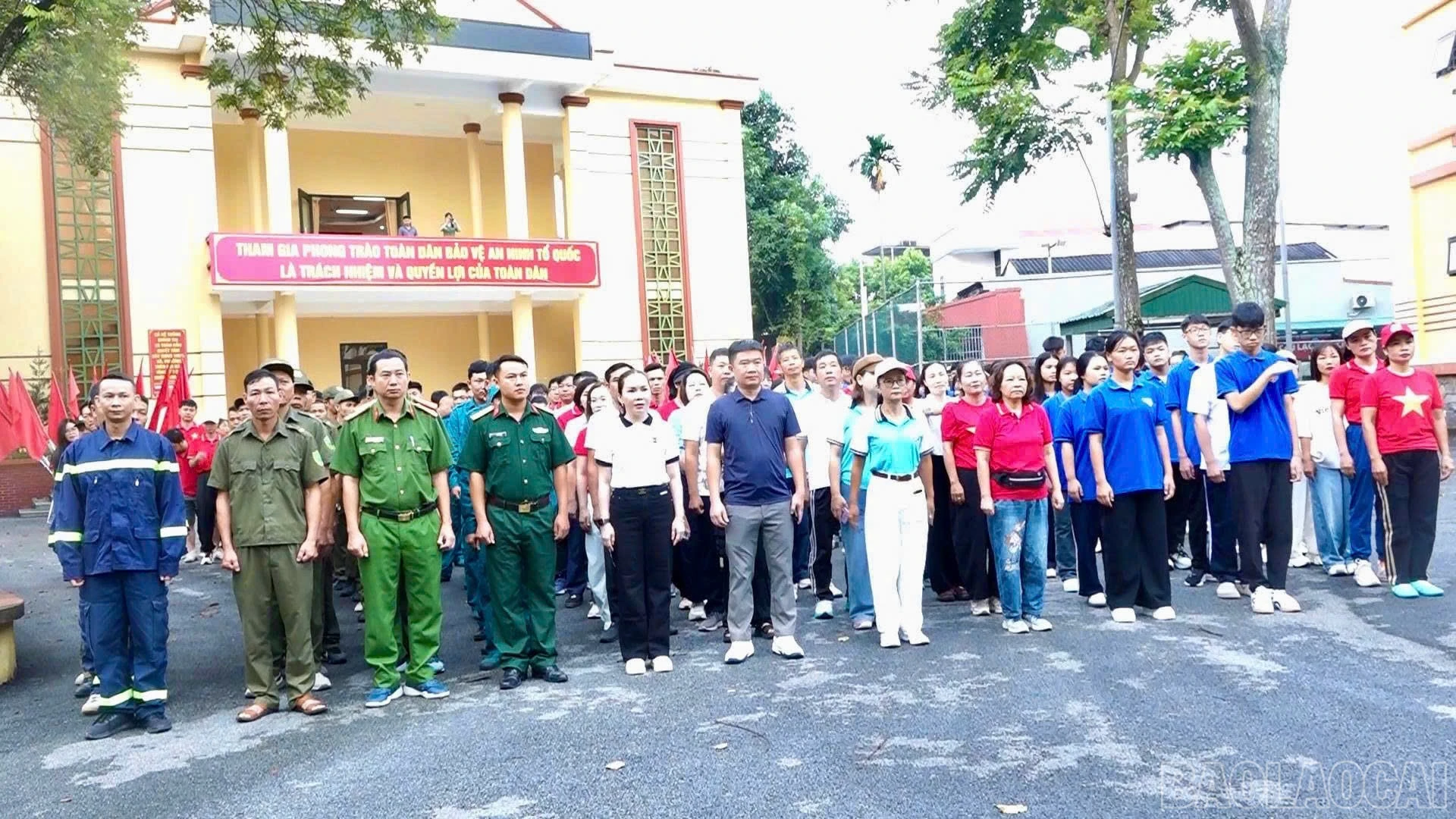 baolaocai-br_sau-le-phat-dong-310-nguoi-phuong-nghia-lo-da-tap-trung-di-bo-quang-duong-gan-2km.jpg