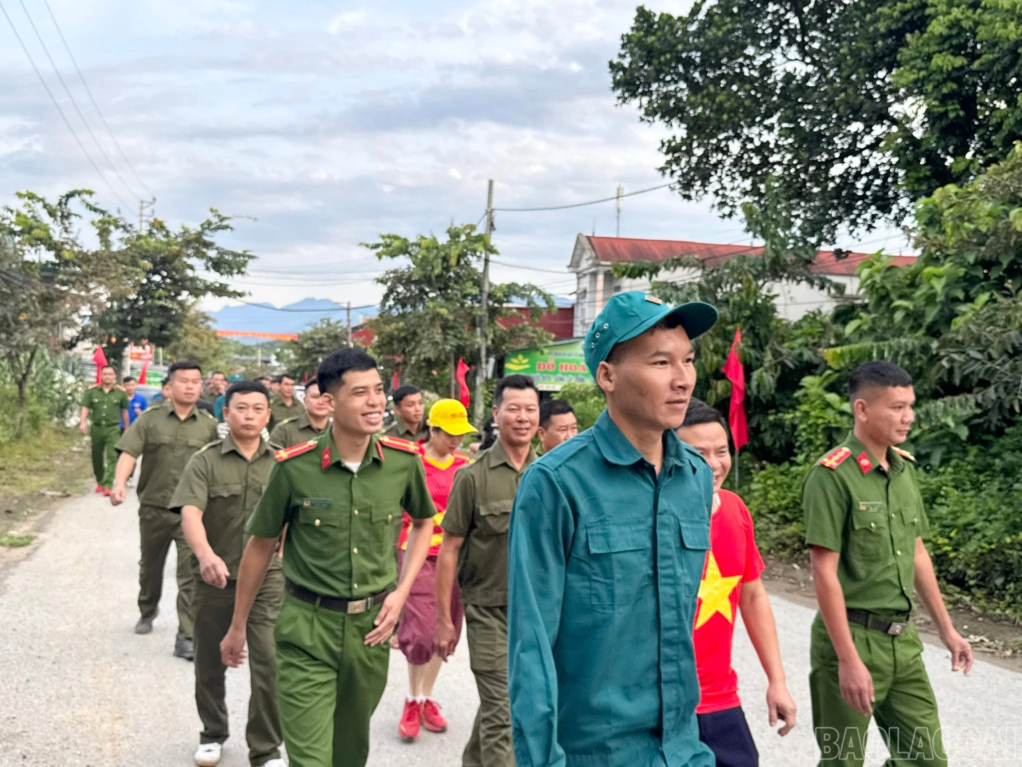 baolaocai-br_cac-luc-luong-tham-gia-di-bo-2km-huong-ung.jpg