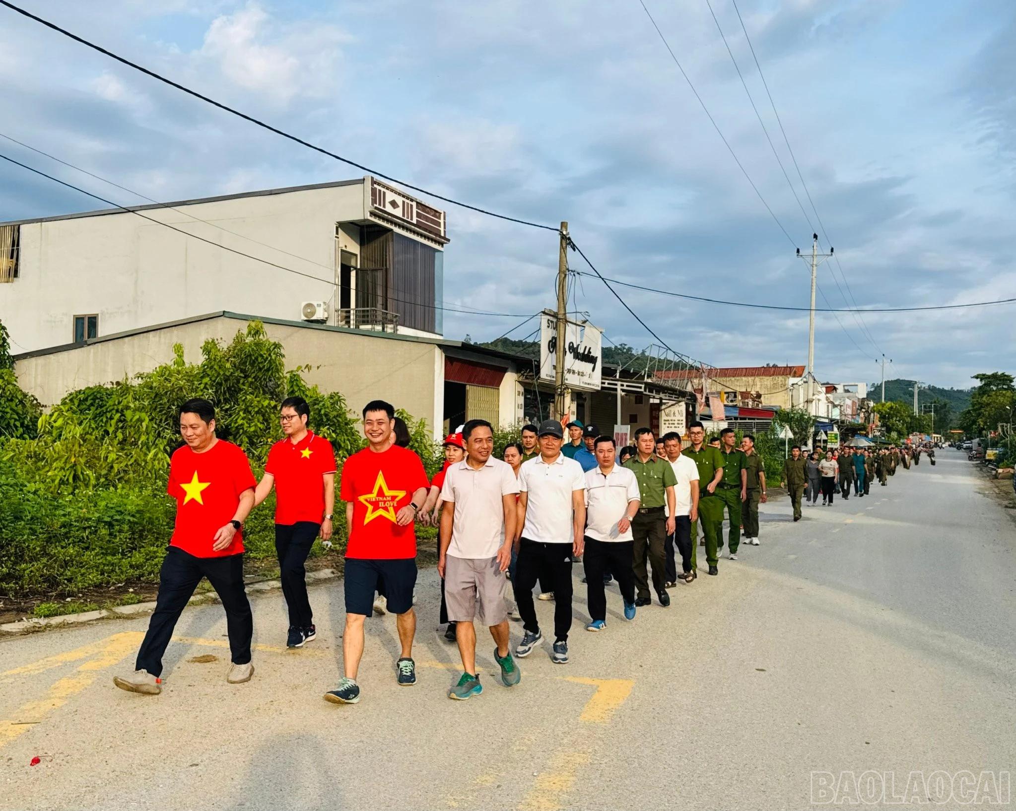 baolaocai-br_cac-luc-luong-di-bo-2km-lan-toa-thong-diep-10-ty-buoc-xanh-vi-viet-nam.jpg
