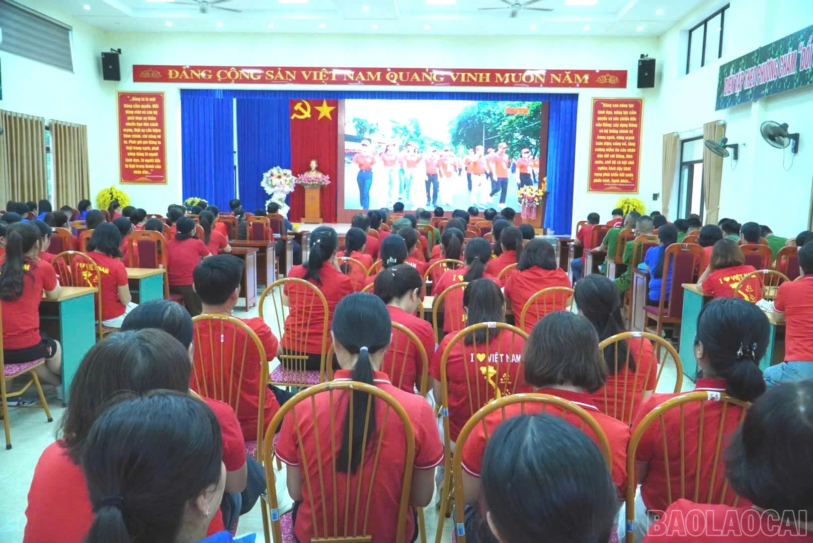 baolaocai-br_cac-dai-bieu-theo-doi-chuong-trinh-phat-dong-cung-viet-nam-tien-buoc-qua-ket-noi-truc-tiep.jpg