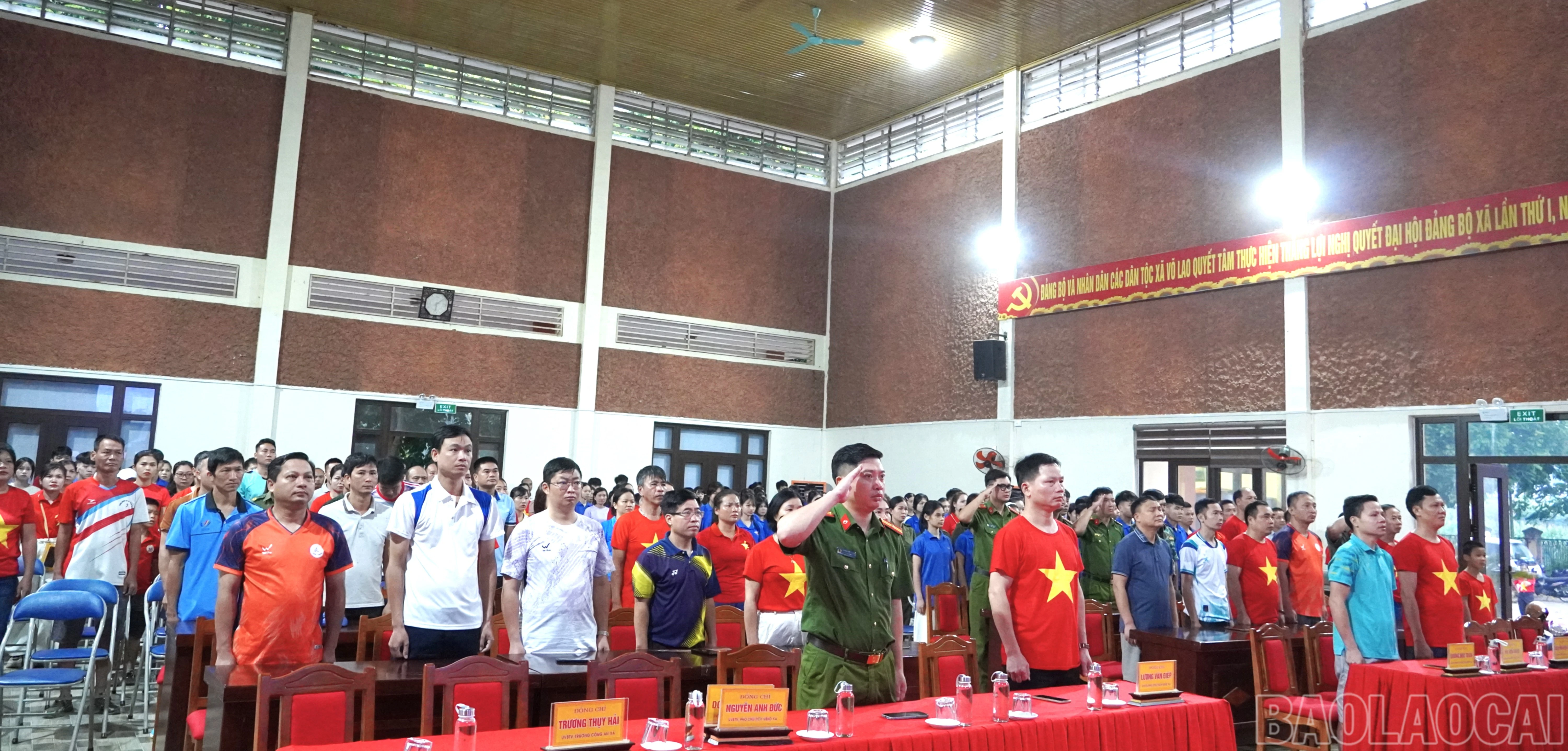 baolaocai-br_anh-1-cac-dong-chi-lanh-dao-xa-vo-lao-cung-dong-dao-can-bo-luc-luong-vu-trang-giao-vien-hoc-sinh-va-nhan-dan-tham-gia-chuong-trinh.jpg