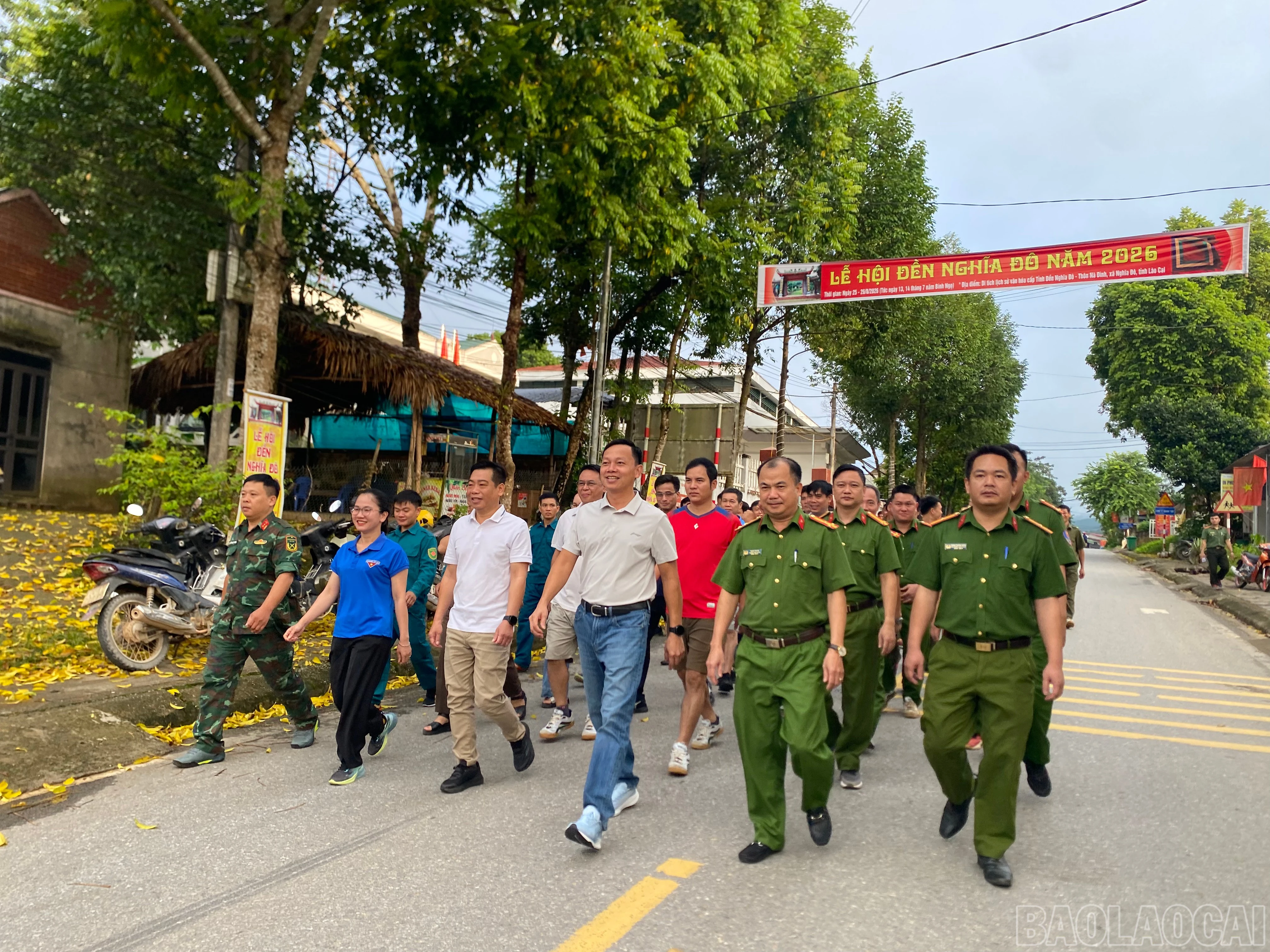 baolaocai-br_ngay-sau-hieu-lenh-phat-dong-hon-300-nguoi-tham-gia-da-dong-loat-xuat-phat-thuc-hien-lo-trinh-di-bo-voi-cu-ly-2-km-4.jpg