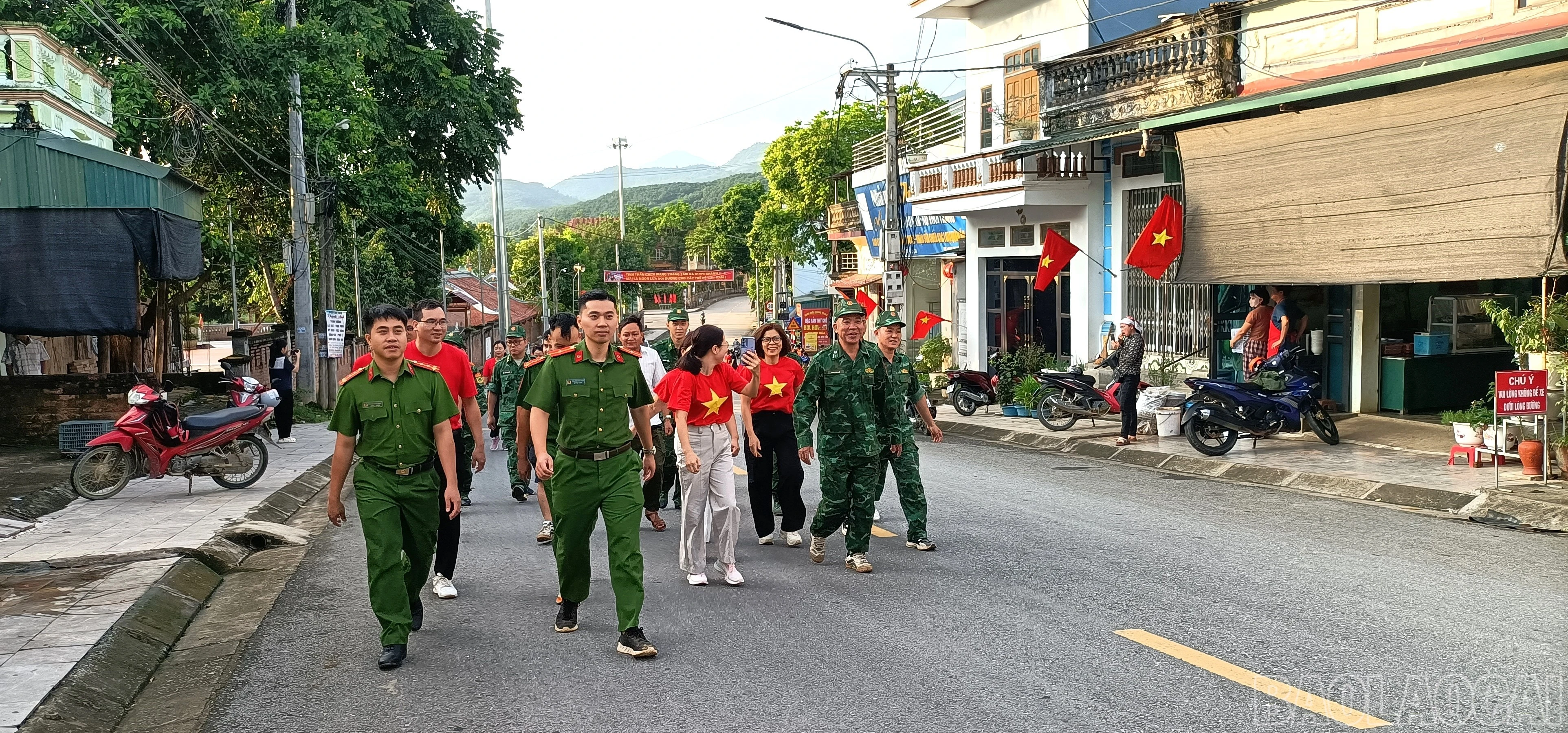 baolaocai-br_7-dai-bieu-xa-trinh-tuong-tham-gia-di-bo-cung-viet-nam-tien-buoc.jpg