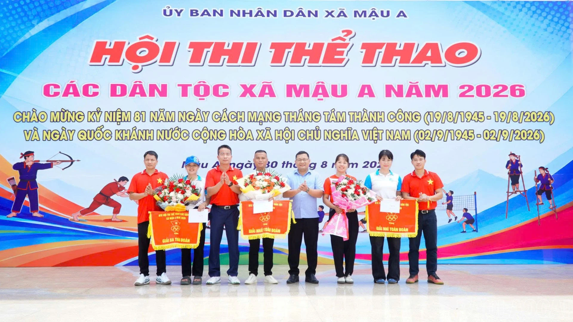 Ban tổ chức trao giải toàn đoàn cho các đội thi.