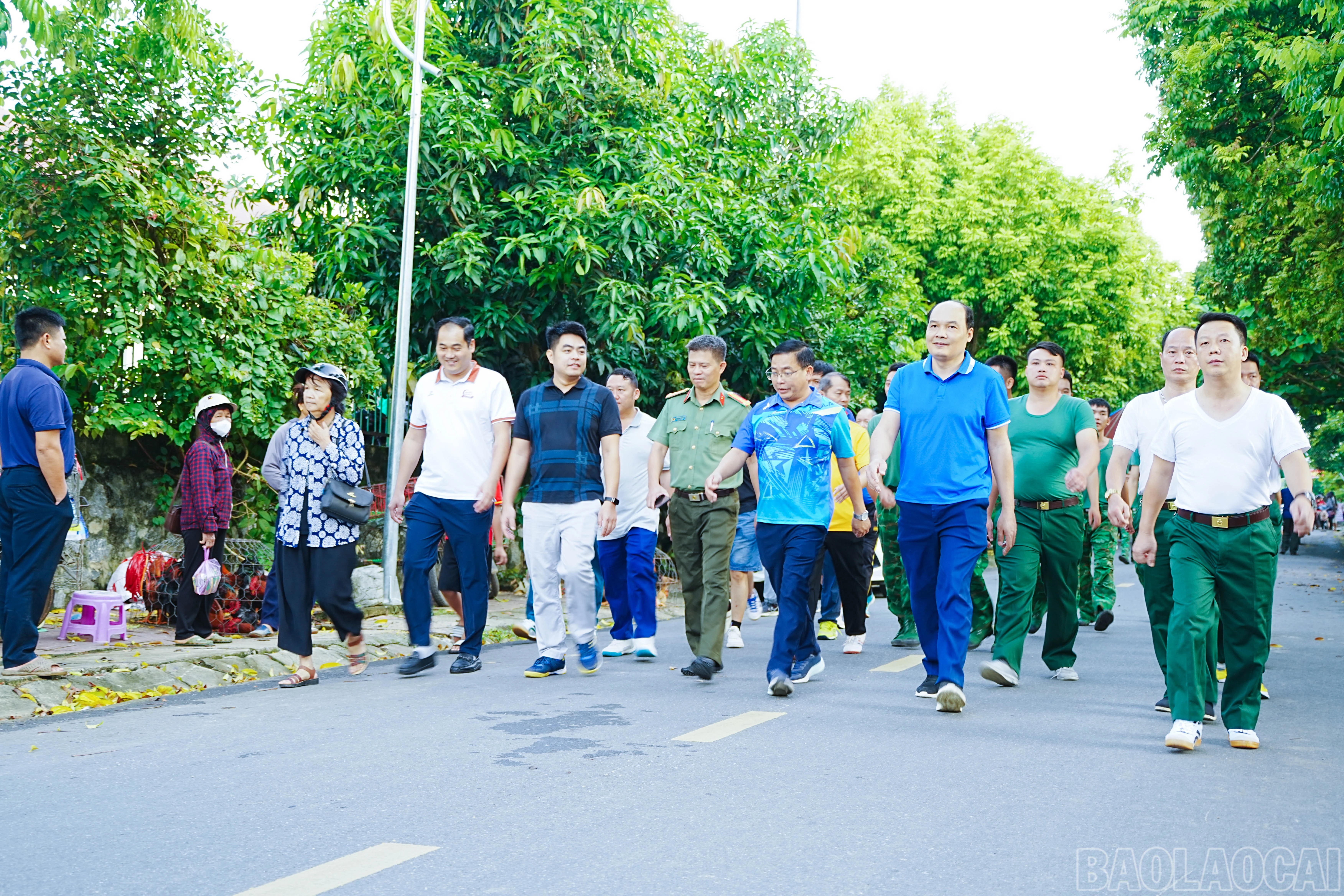 baolaocai-br_tren-300-can-bo-dang-vien-va-nhan-dan-cac-dan-toc-xa-ban-lau-huong-ung-chuong-trinh-di-bo-cung-viet-nam-tien-buoc-2.jpg
