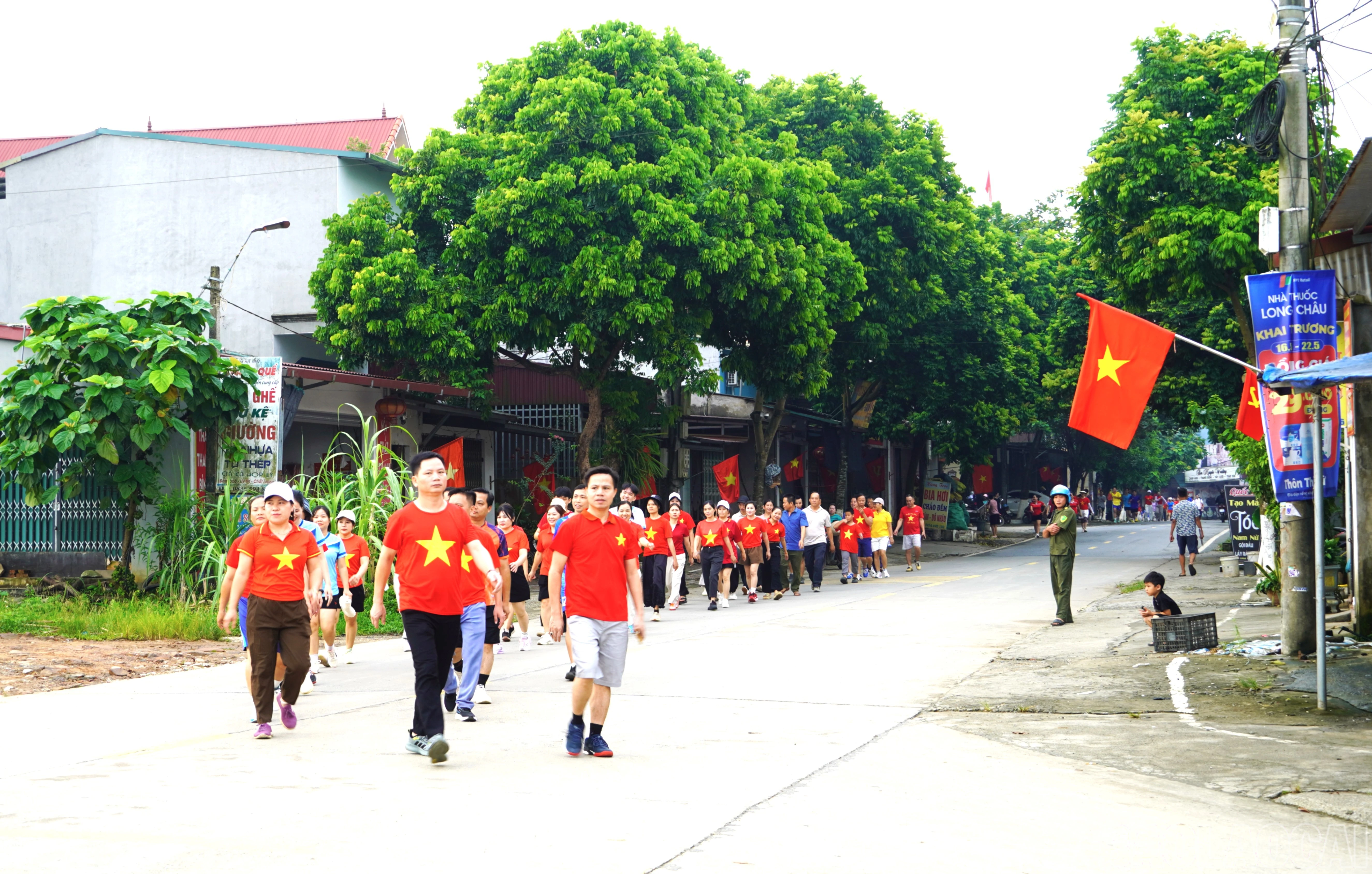 baolaocai-br_anh-3-doan-nguoi-tham-gia-di-bo-tren-tuyen-duong-qua-cac-thon-cua-xa-vo-lao.jpg