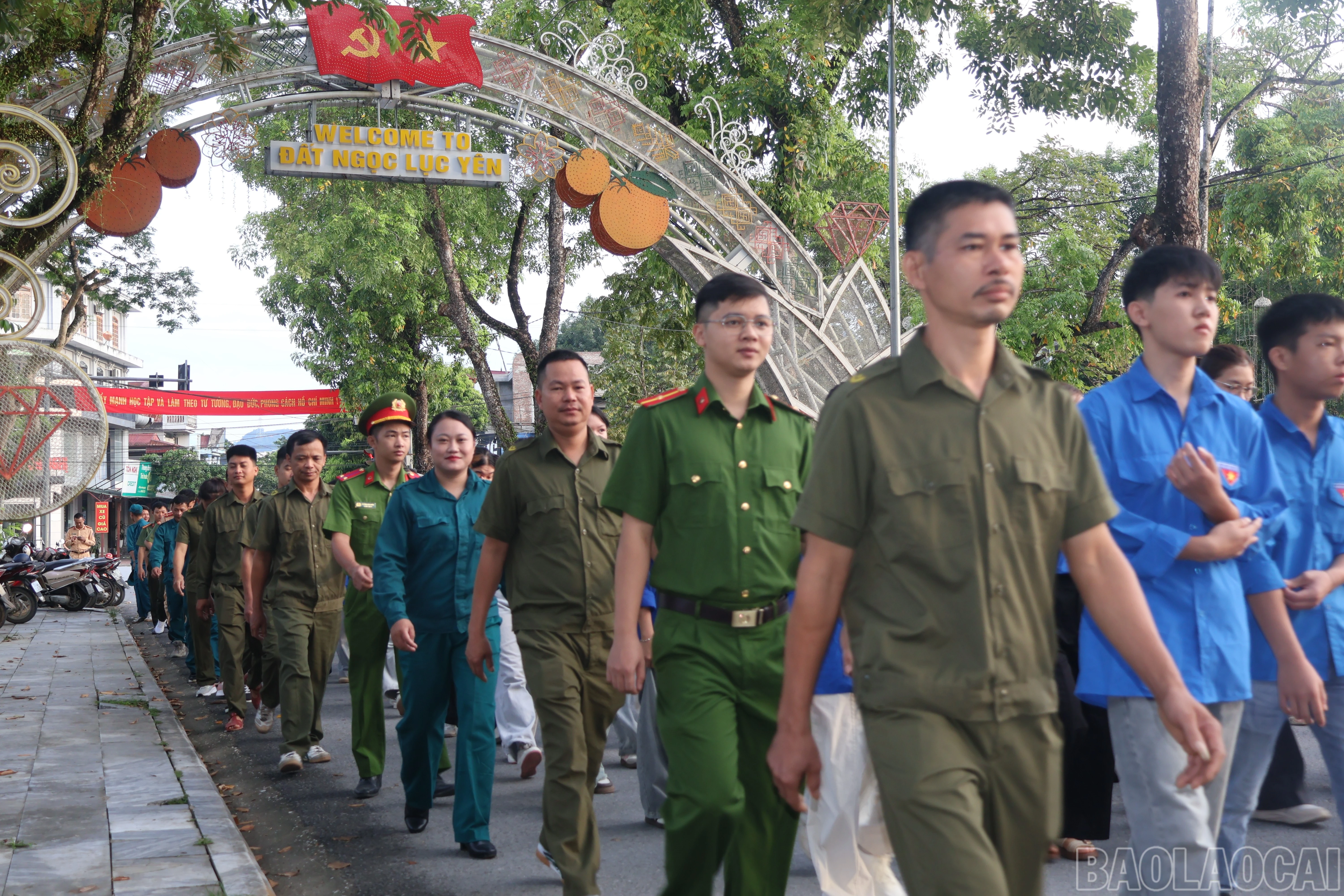 baolaocai-br_hang-tram-nguoi-dan-doan-vien-va-hoi-vien-huong-ung-tham-gia.jpg
