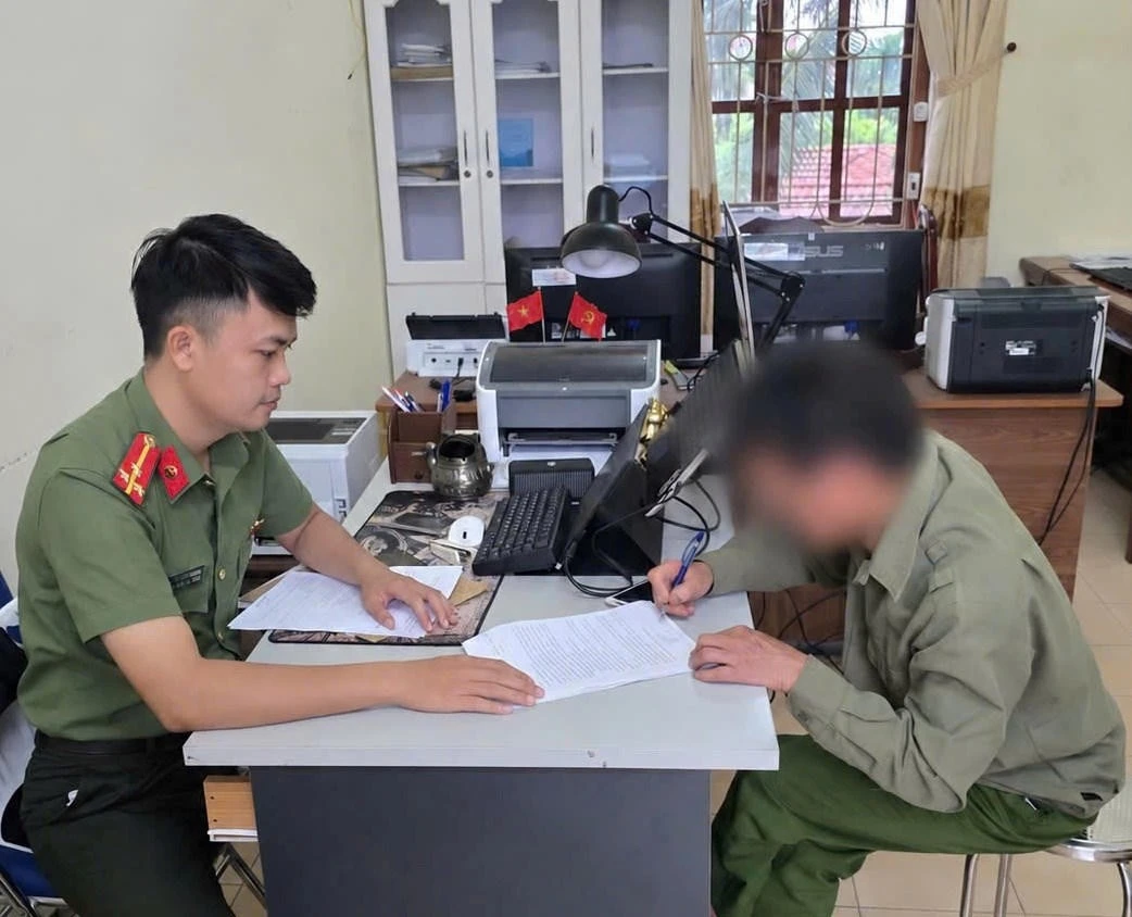 Công an xã Hà Nam làm việc với P.V.T (Ảnh Công an TP)