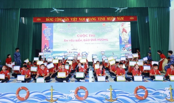Các em học sinh Trường THCS Hồng Kỳ (Hà Nội) trả lời câu hỏi của cuộc thi “Em yêu biển đảo quê hương”.