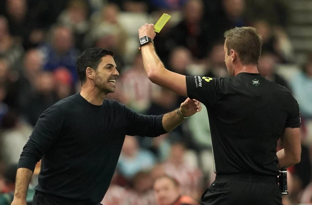 Mikel Arteta ở khu kỹ thuật phải nhận thẻ vàng sau khi phản ứng với quyết định của trọng tài trong trận Sunderland – Arsenal trên sân Ánh Sáng, Sunderland, Anh ngày 12/9/2026. Ảnh: AP