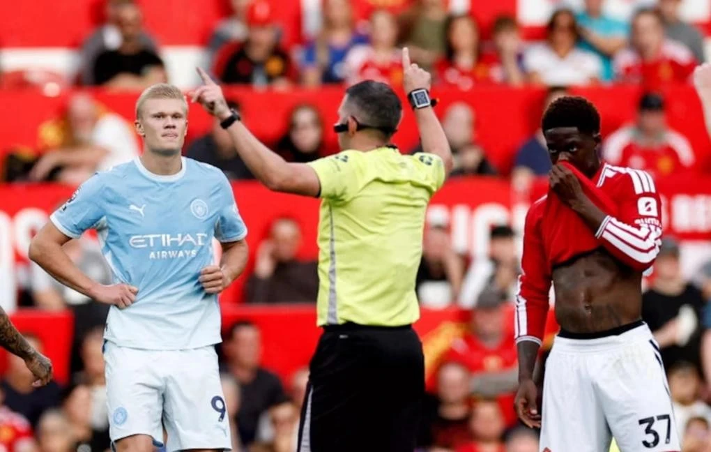 Trọng tài chính Michael Oliver quyết định công nhận bàn thắng của Erling Haaland trong trận Man Utd – Man City trên sân Old Trafford, Manchester, Anh ngày 13/9/2026. Ảnh: Reuters
