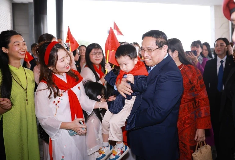 Chiều 16/11 (giờ địa phương), Thủ tướng Phạm Minh Chính cùng Phu nhân và Đoàn đại biểu cấp cao Việt Nam đến sân bay quốc tế Kuwait bắt đầu chuyến thăm chính thức Kuwait theo lời mời của Thủ tướng Nhà nước Kuwait Sheikh Ahmad Abdullah Al-Ahmad Al Sabah.