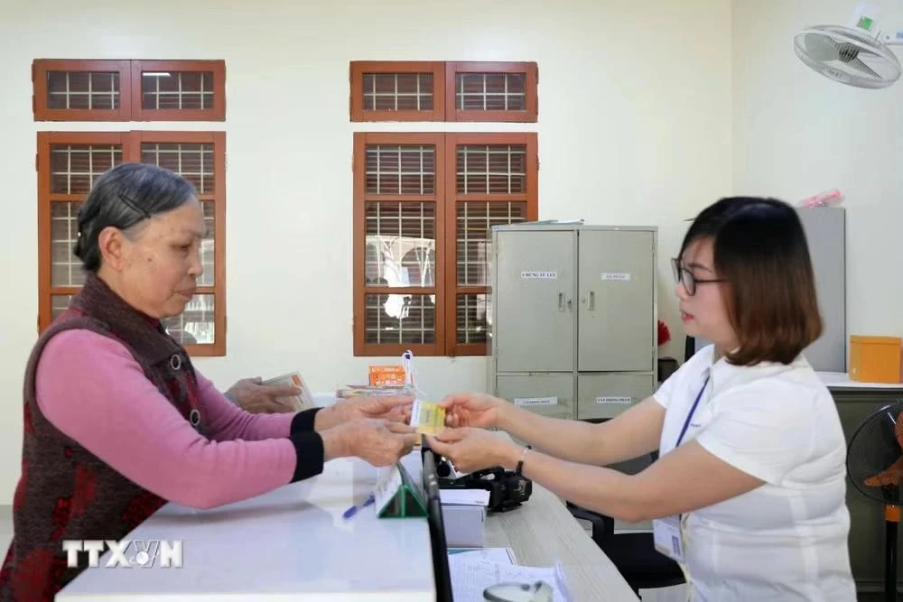 Cấp phát thẻ chi trả điện tử thay thế cho phiếu lĩnh lương hưu, trợ cấp xã hội cho người hưởng.