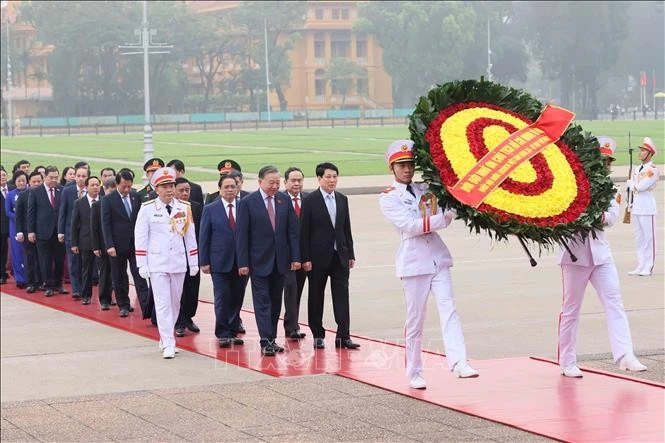 Tổng Bí thư Tô Lâm dẫn đầu Đoàn Đại biểu Quốc hội khóa XVI đến đặt vòng hoa và vào Lăng viếng Chủ tịch Hồ Chí Minh.