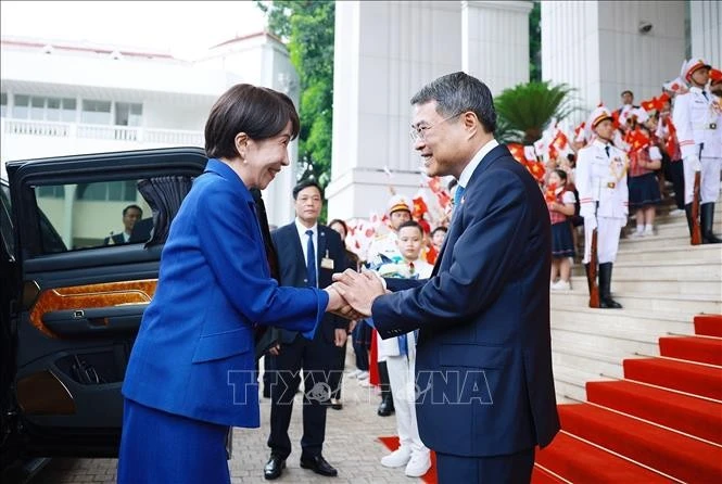 Thủ tướng Lê Minh Hưng đón Thủ tướng Nhật Bản Takaichi Sanae.