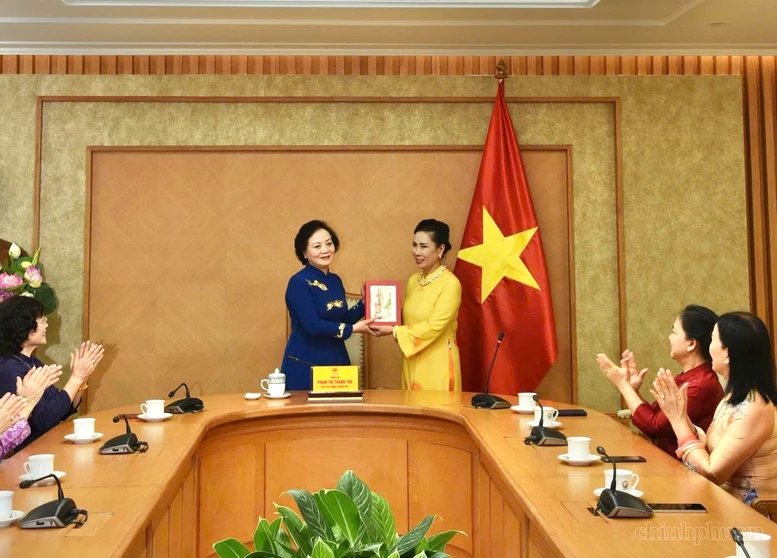 Phó Thủ tướng mong muốn các hội viên tiếp tục phát huy vai trò trong việc gìn giữ, tôn vinh và quảng bá tà áo dài Việt Nam - Ảnh: VGP