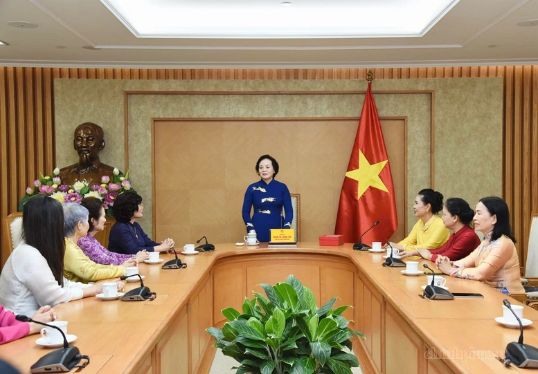 Phó Thủ tướng Phạm Thị Thanh Trà gặp mặt Hiệp hội Văn hóa Áo dài Việt Nam - Ảnh: VGP