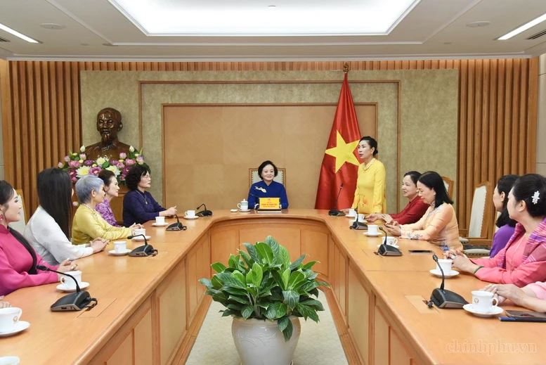 Chủ tịch Hiệp hội Văn hóa Áo dài Việt Nam Đặng Thị Bích Liên phát biểu tại buổi gặp mặt - Ảnh: VGP