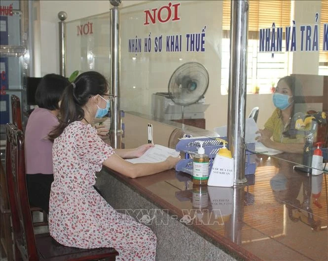 Người dân làm thủ tục về thuế. Ảnh minh họa