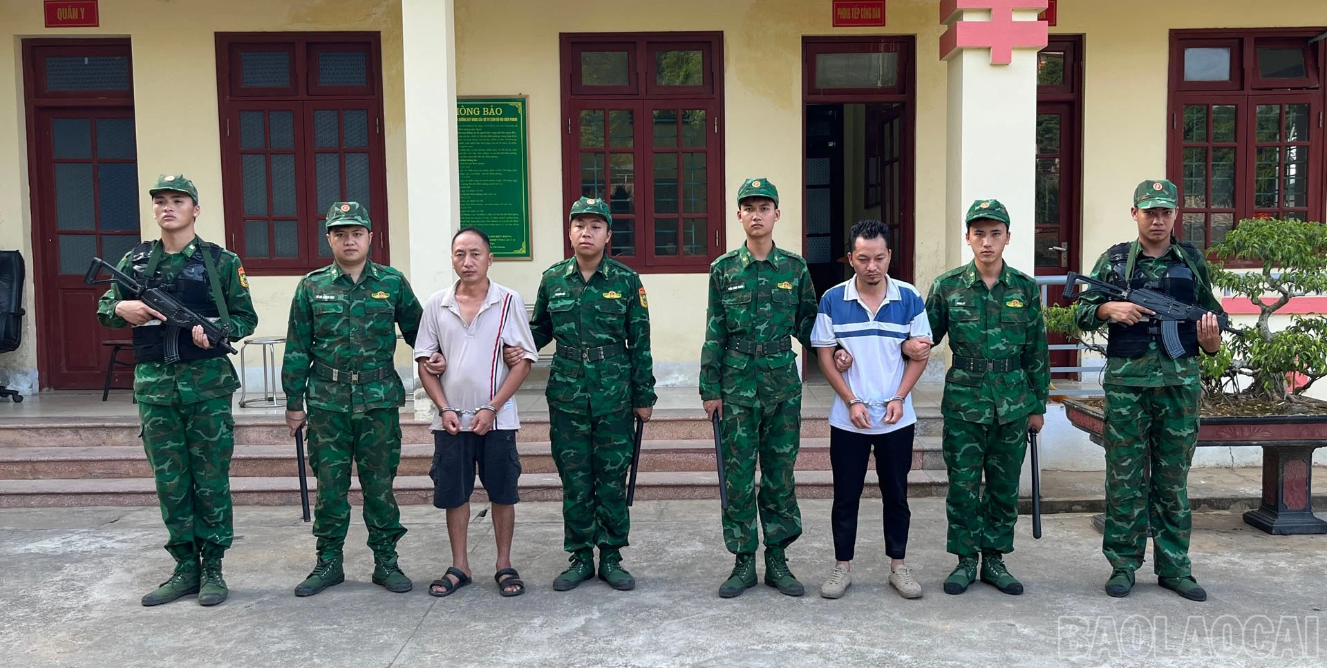 Lực lượng Bộ đội Biên phòng bắt giữ Ly Thền Hồ và Sùng Văn Quang.