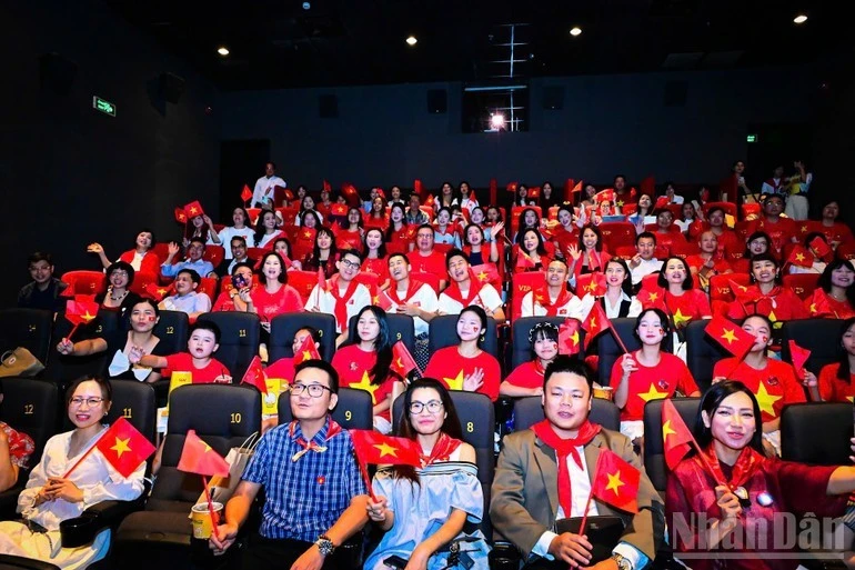 Khán giả “Tổ quốc trong tim: The concert film”. (Ảnh: BẢO LONG)