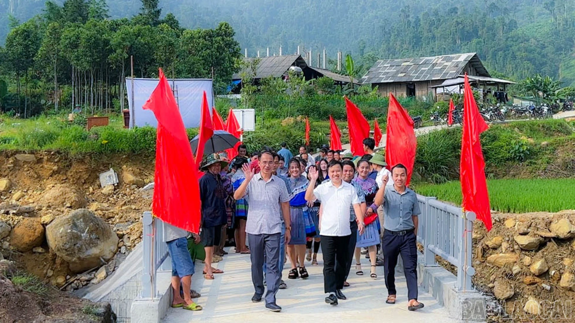 Người dân thôn Nà Hẩu phấn khởi tại lễ khánh thành cầu.