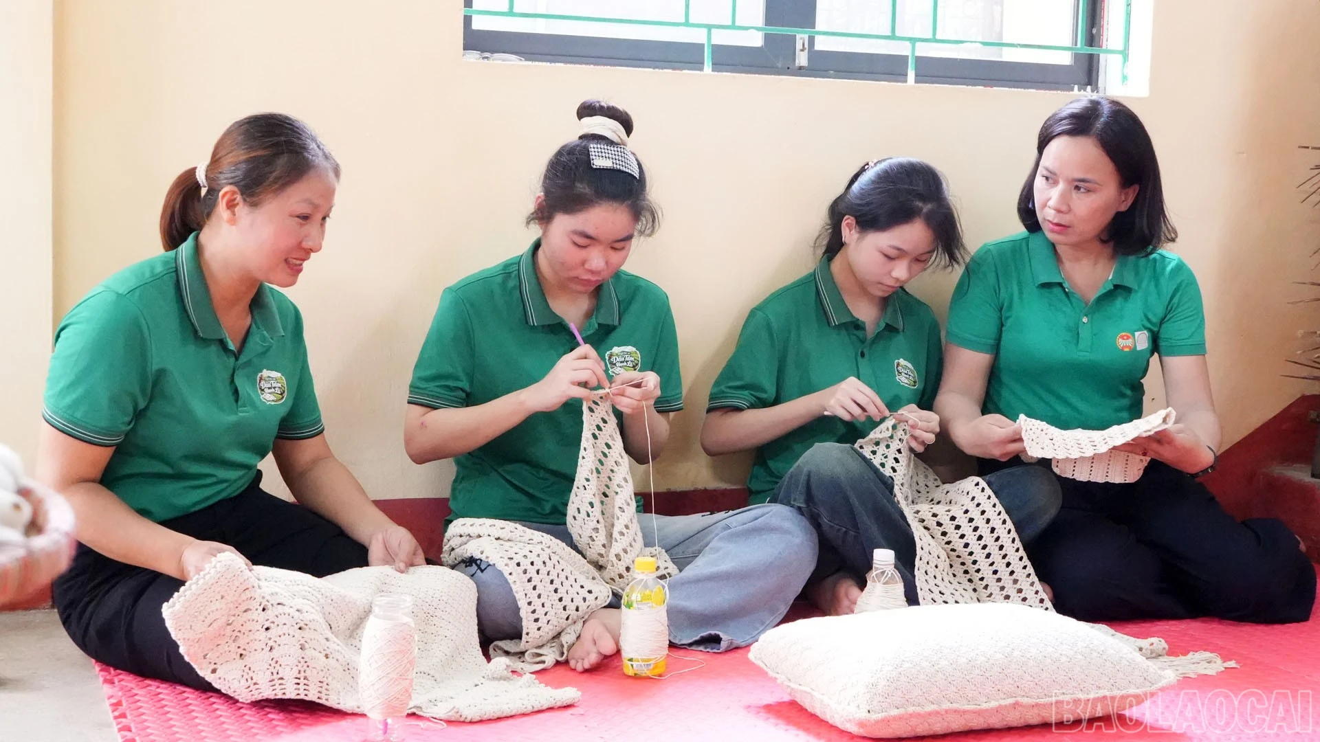 Sản phẩm tơ tằm góp phần tạo việc làm cho người lao động và học sinh địa phương.