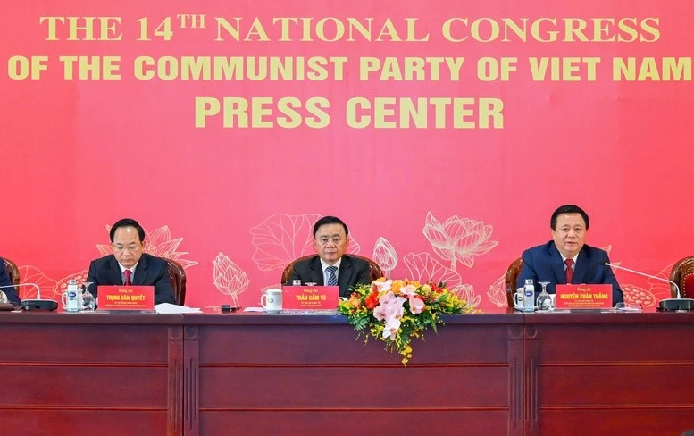 Các đồng chí chủ trì họp báo.