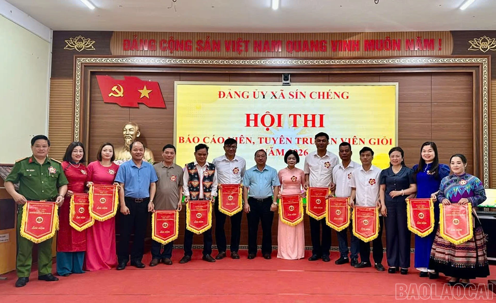 Trao cờ lưu niệm cho các thí sinh.