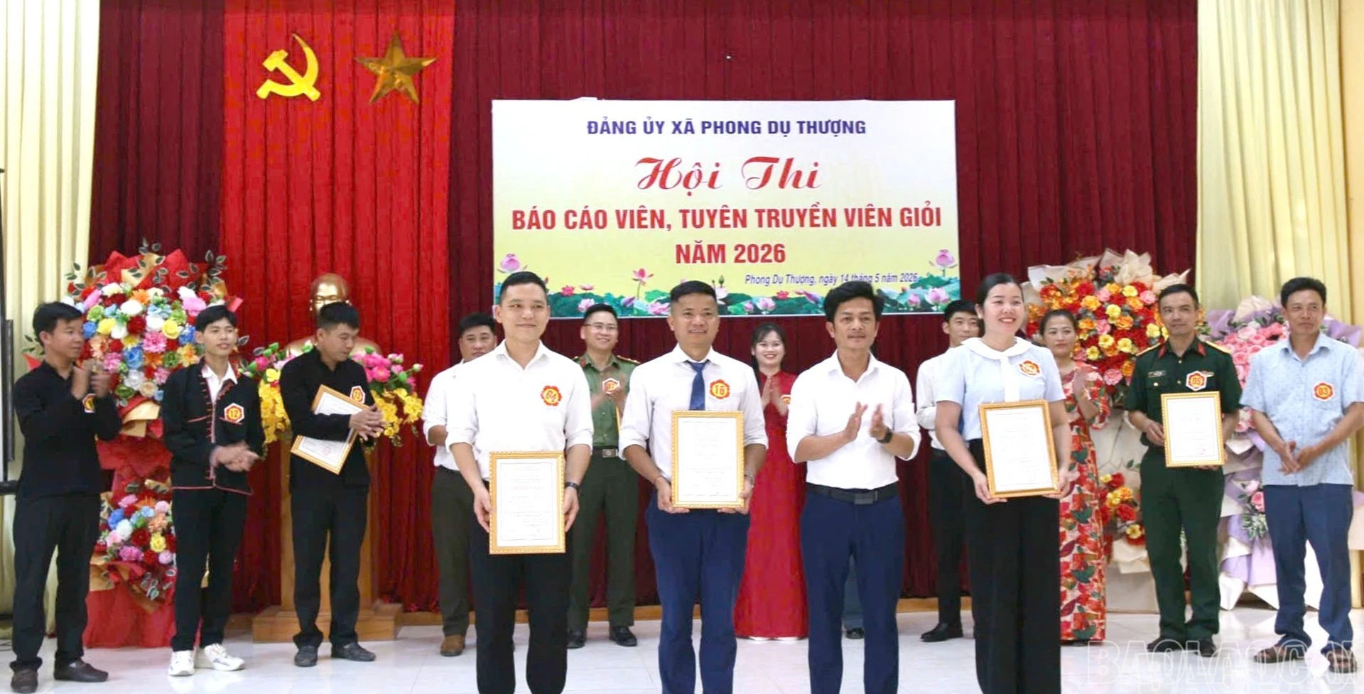 Ban tổ chức tặng hoa và giấy chứng nhận cho các thí sinh đoạt giải ba.