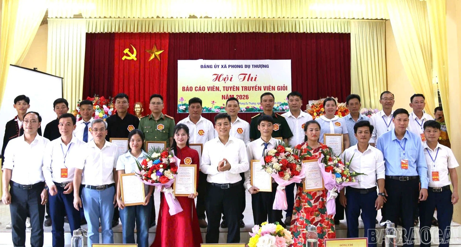 Các đồng chí lãnh đạo xã Phong Dụ Thượng chụp ảnh lưu niệm cùng các thí sinh.