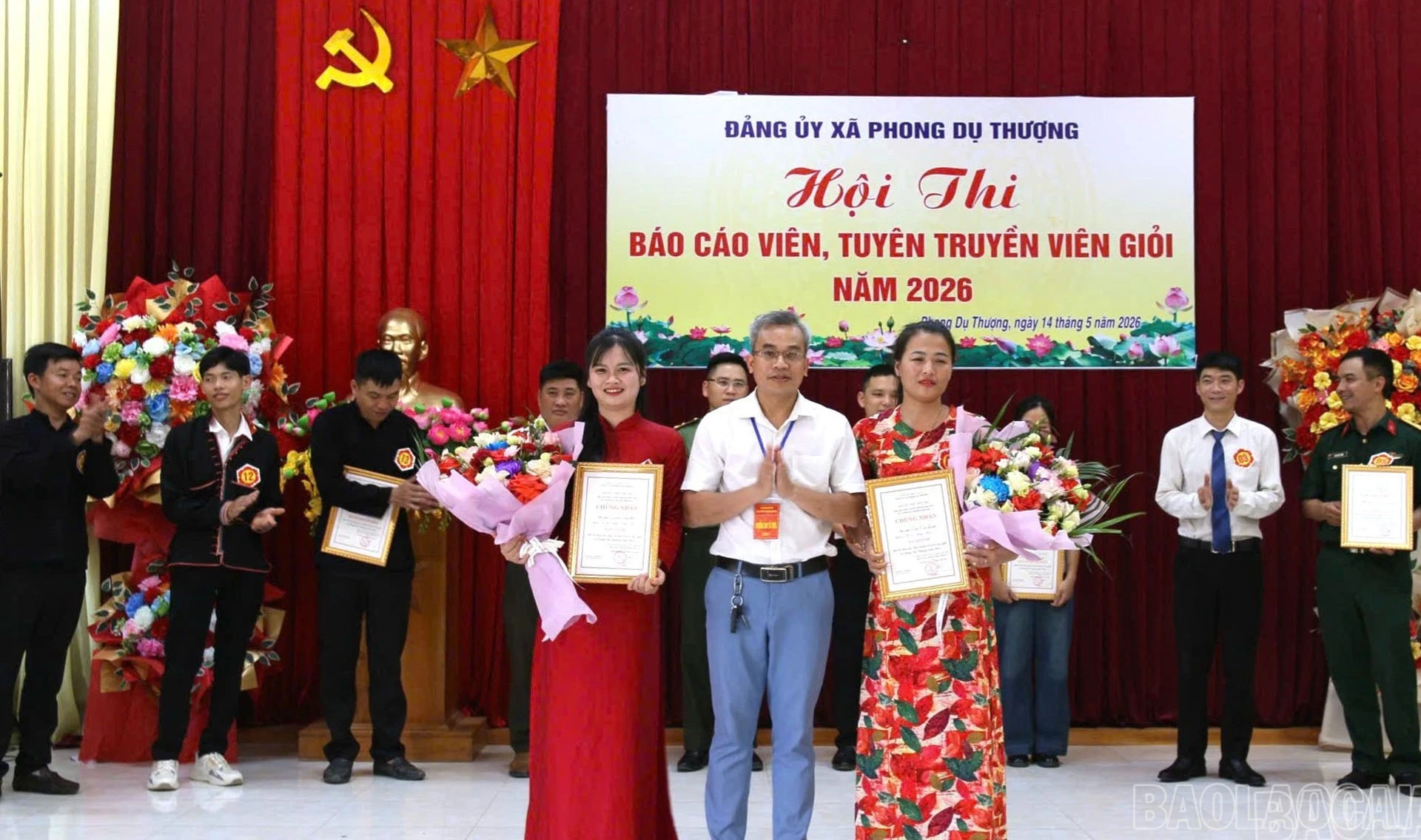 Ban tổ chức tặng hoa và giấy chứng nhận cho các thí sinh đoạt giải nhì.
